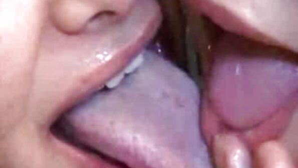 Eva Karera තම සැමියාගේ මිතුරාට කෙලවමින් සිටී