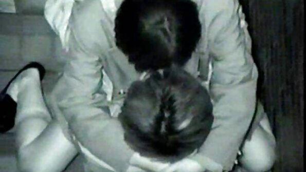 Amy සහ Bella ඔවුන්ගේ රසවත් ජුගී ප්‍රදර්ශනය කරයි