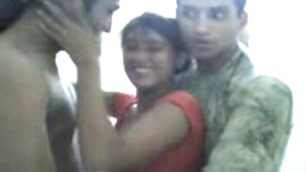 සෙල්ලක්කාර කාන්තාවන් ඔවුන්ගේ රාක්ක සහ කිටීස් හසුරුවයි