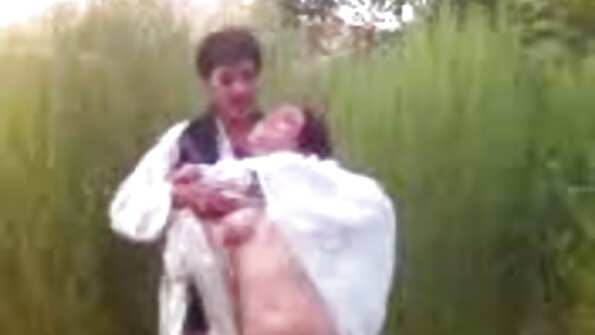 කළු හිසකෙස් ඇති බබෙක් කුකුළා මෘදු ලෙස උරා බොයි