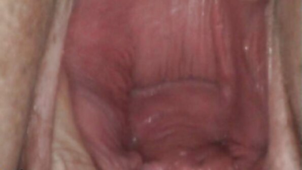 සරාගී බබෙක් අමාරු කුකුළා පදිනවා