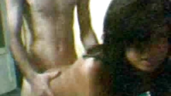 පච්ච කෙටූ brunette ඉතා තදින් ඇණ ගසයි