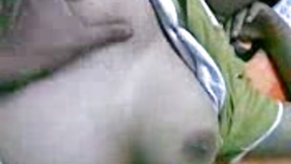 විශාල පියයුරු සහිත අං රතු හිස MILF යහන මත ස්වයං වින්දනයේ යෙදේ