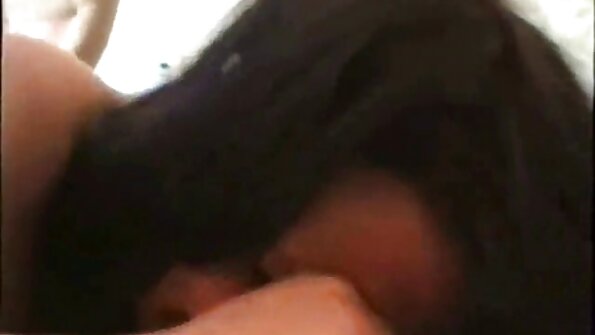 Slutty babe Athena Rayne ඇගේ මිහිරි පුකේ ගසා ගනී