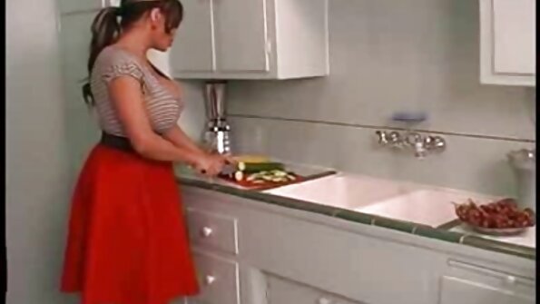 ඇස් ඩ්‍රෝල් ෂේකර් දෙකක් ප්‍රදර්ශනය කිරීම