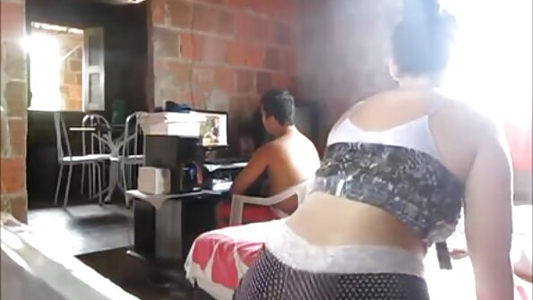මේරි ජේන් ඇගේ සිදුර කෙසෙල් ගෙඩියකින් පුරවයි