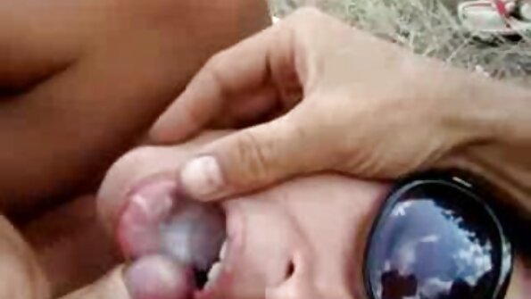 ලෙවී ඇගේ දණහිස් මත වයලට් වැඩ කරයි