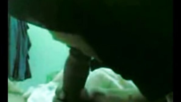ඇස් හතරක් ඇති ආච්චි ඇගේ මෆ්ලර් පෙන්වයි