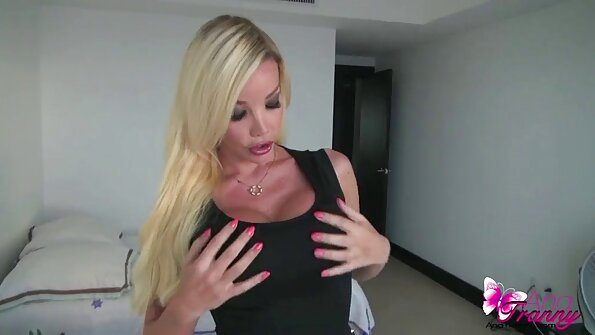 Blonde starlet කුස්සියේදී ඇගේ සුළු සහෝදරයා විසින් කෙලවා ඇත
