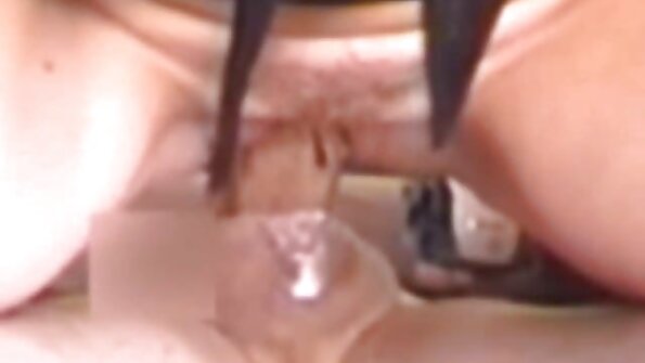 සරාගී අම්මා ඇගේ පෙම්වතාට කෙලවනවා