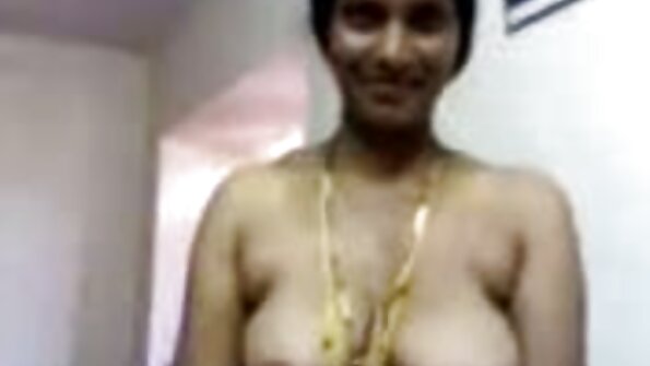 රතු පැහැති කාන්තාවක් ඇගේ අතුරුපස ලබා ගත්තාය