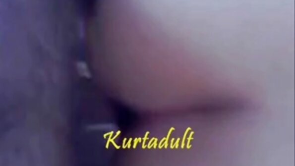 අඳුරු හිසකෙස් ඇති ඇන්ඩි මිෆි පහරක් ලබා ගන්න