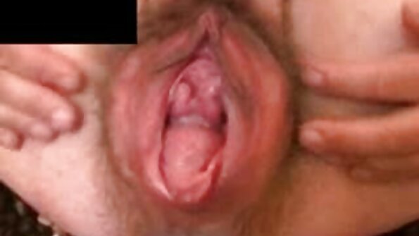 ජූලියා ඈන් සක් සහ ඇගේ කකුල් දෙක පුළුල් කරයි