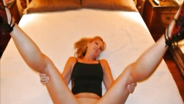 හොට් නෝනා එයාගේ තද බූරුවට කෙලෙව්වා