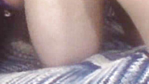 කණ්නාඩි සහිත කෙටි හිසකෙස් brunette ගුද මාර්ගයට කැමතියි