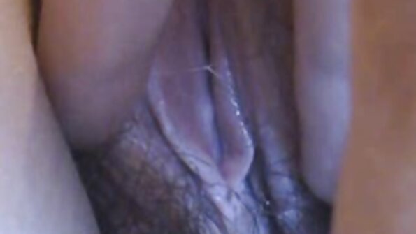 Blonde Milf ඇගේ පුකට පහර දෙයි