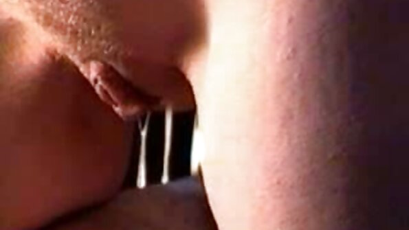 සරාගී අඳුරු චොක්ලට් බබෙක් වයිට් ඩික් පදින්න