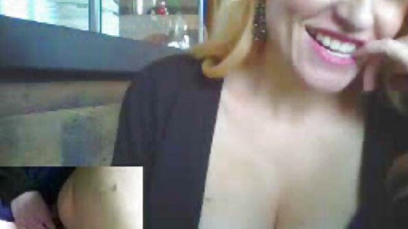 Blonde කාන්තාවක් ඇගේ රැකියාවට ගොඩක් කැමතියි