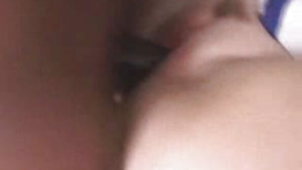 Petite nymfo එක කුකුළෙකු ඇගේ පුකේ සහ ඇගේ බූරුවා තුළට ගනී