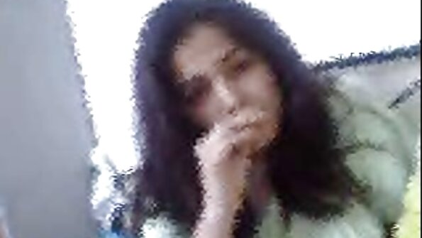 උද්යෝගිමත් blondes දෙදෙනෙක් එක කුකුළා බෙදාහදා ගනී