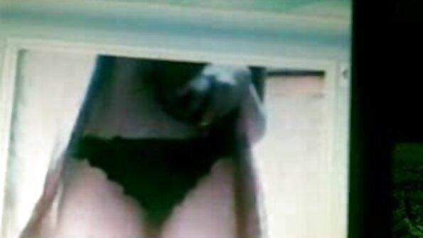 Busty brunette බොහෝ තනතුරු වල කෙලවර විය