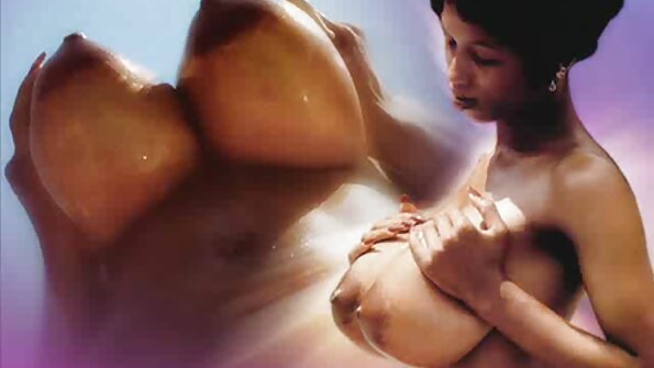 ලුසී ඒන්ජල් ඇඳේ මස් සහිත කුකුළා උරා බොමින්